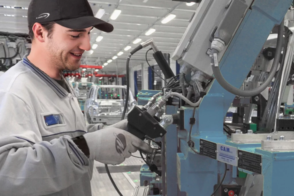 Arbeiter der Automobilbranche bei der Montage mit kühlendem E.COOLINE Powercool SX3 Basecap schwarz