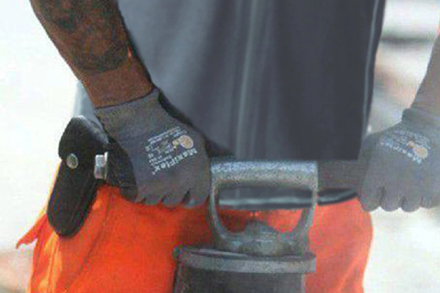 Hitzeschutz am Bau. Bildausschnitt eines Bauarbeiters mit E.COOLINE Powercool SX3 Shirtweste