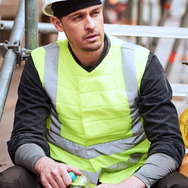 Bauarbeiter trägt Kühlweste SX3 mit Reflektoren von E.COOLINE in Farbe signalgelb