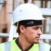 Bauarbeiter trägt Bandana Air von E.COOLINE unter dem Schutzhelm