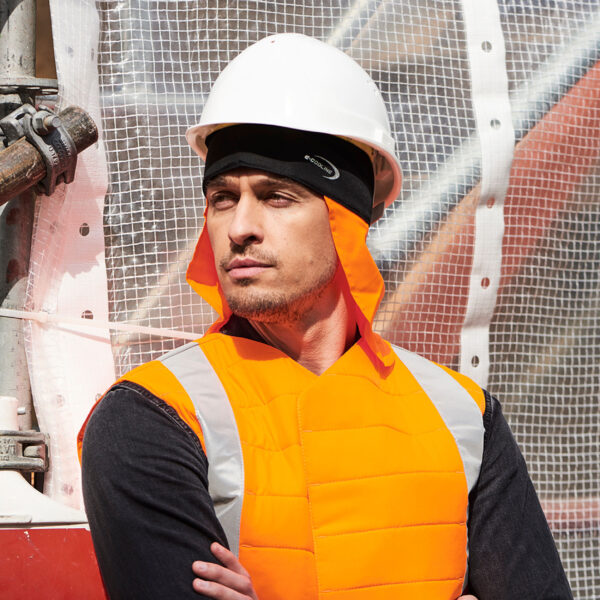 Bauarbeiter trägt kühlendes Bandana SX3 mit Nackenschutz von E.COOLINE unter dem Helm