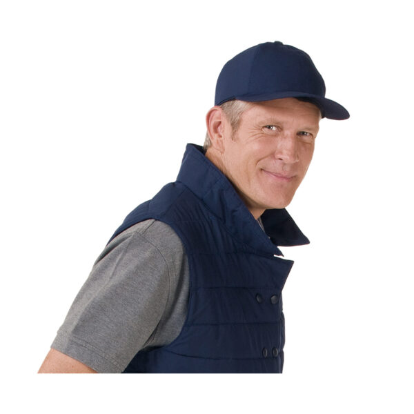 Mann trägt kühlendes Basecap von E.COOLINE in blau