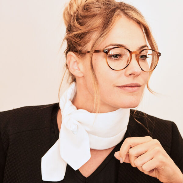 Geschäftsfrau trägt kühlendes Halstuch von E.COOLINE in Farbe weiss