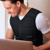 Mann trägt Kühlshirt von E.COOLINE in Farbe schwarz und arbeitet am Laptop