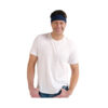 Mann im weißen T-Shirt trägt blaues kühlendes Stirnband von E.COOLINE