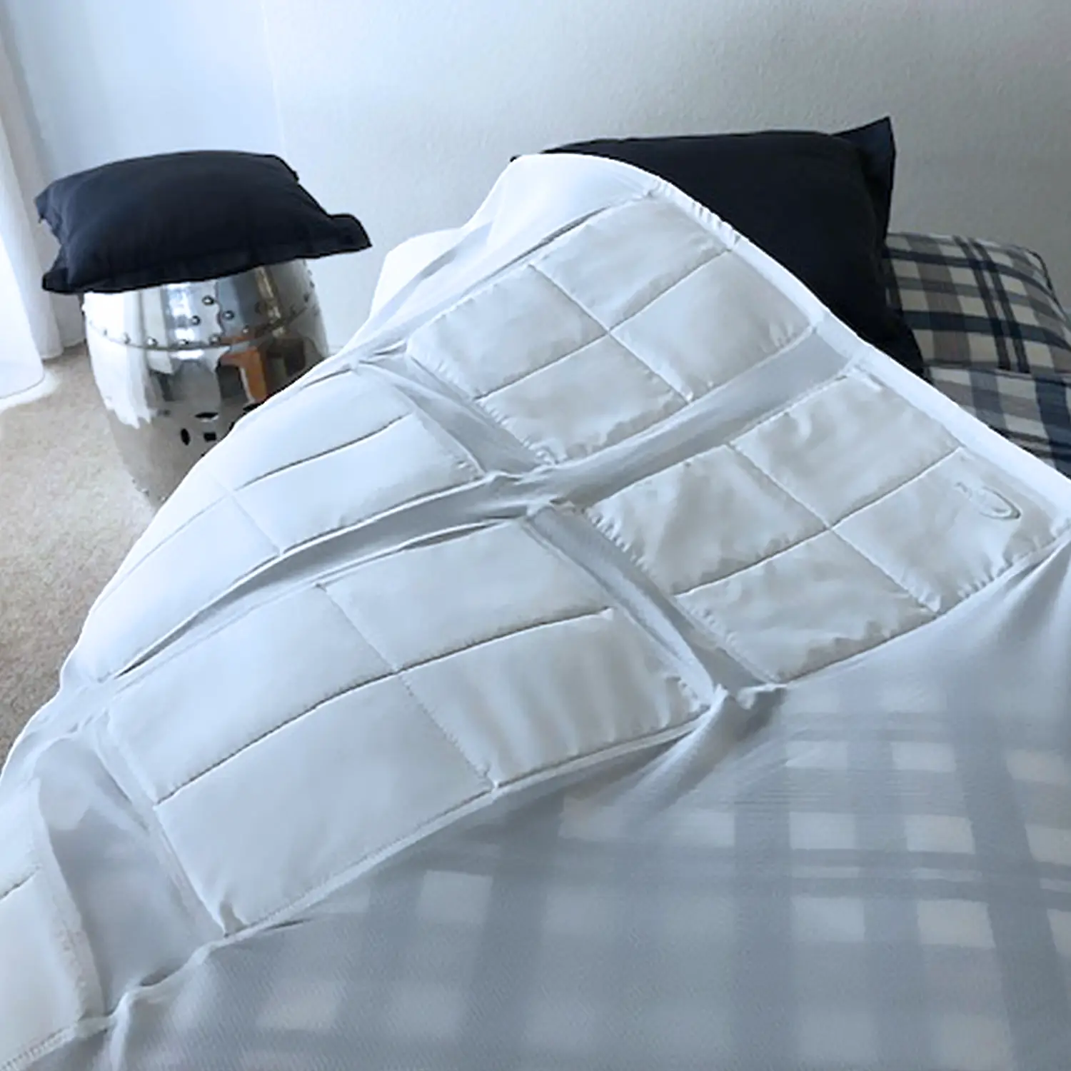 Für einen guten Schlaf bei hohen Temperaturen: Die E.COOLINE Powercool SX3 kuehlende Bettdecke in Weiss im Schlafzimmer