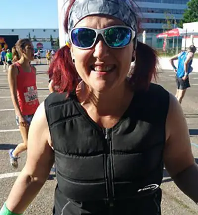 MS-Betroffene Tanja beim 15 km Lauf mit E.COOLINE Powercool SX3 Shirtweste