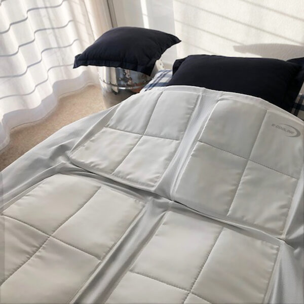 Kühlende Bettdecke von E.COOLINE auf dem Bett in der Farbe weiss