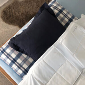 Kühlende Bettdecke auf dem Bett von E.COOLINE in Farbe weiss