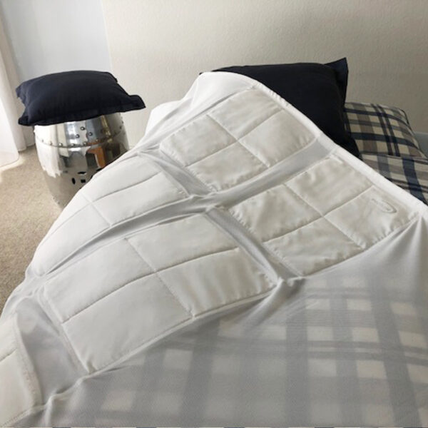 Kühlende Bettdecke von E.COOLINE auf dem Bett in der Farbe weiss