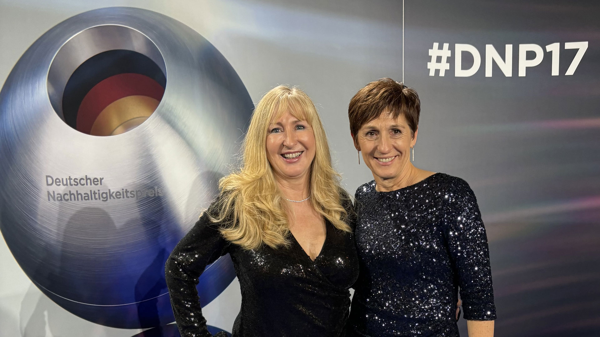 Gabriele Renner und Sabine Stein, GEschĂ€ftsfĂŒhrerinnen der pervormance international GmbH, mit Deutschem Nachhaltigkeitspreis 2025