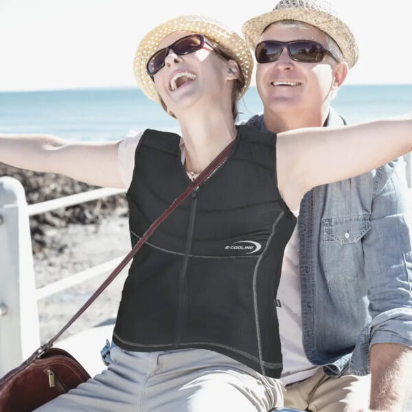Paar an Strand - Frau mit Repower KühlShirtweste von E.COOLINE in Farbe schwarz - Medizinprodukt
