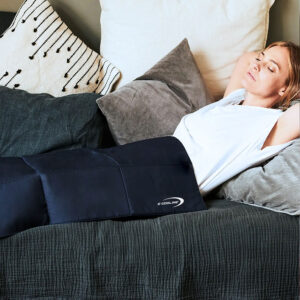Frau auf Sofa liegend mit Repower Kühldecke, blau