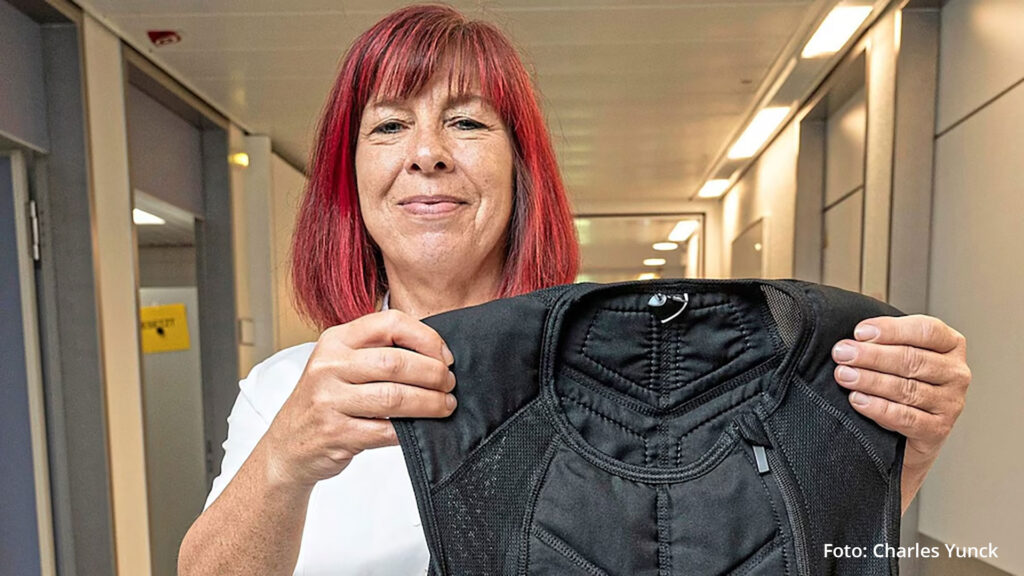 Babette Jacobus, Stationsleiterin der Chirurgie am Unfallkrankenhaus in Berlin, zeigt eine Kühlweste