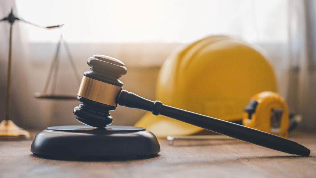 Neue Gesetze für Hitzeschutz - Gesetzeshammer und Bauhelm