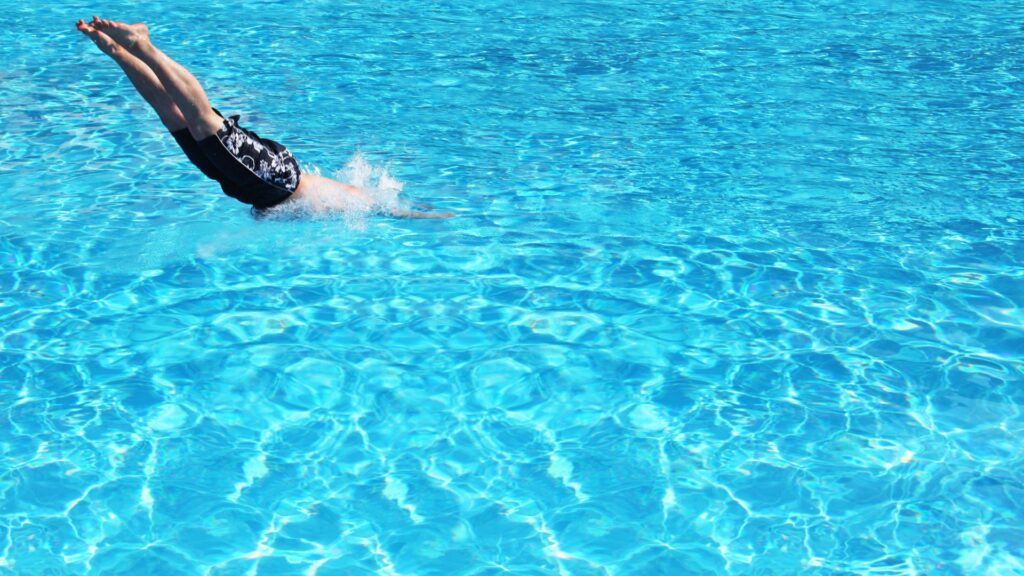 Schwimmbadeffekt - Mann springt in den Pool