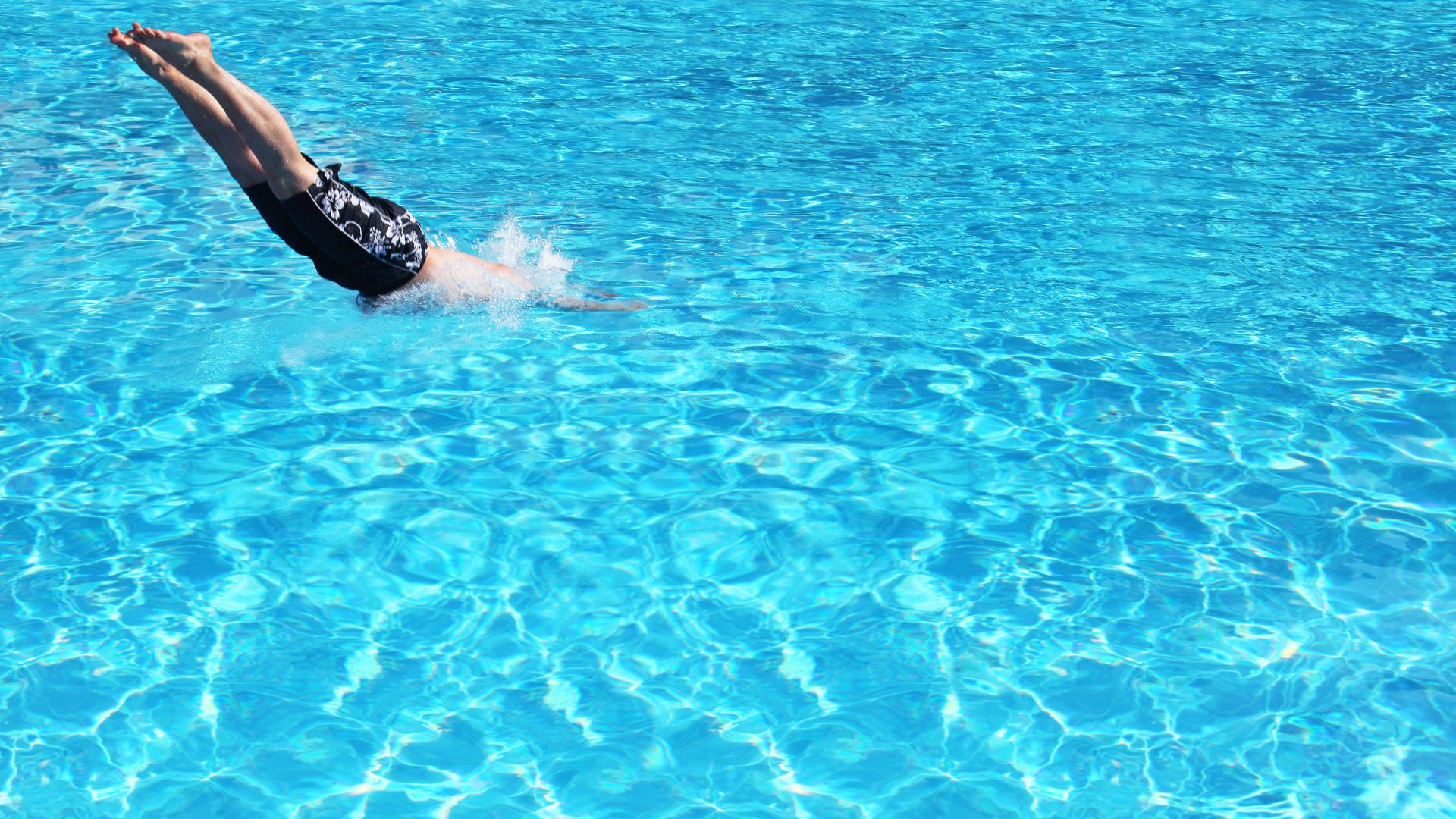 Schwimmbadeffekt - Mann springt in den Pool